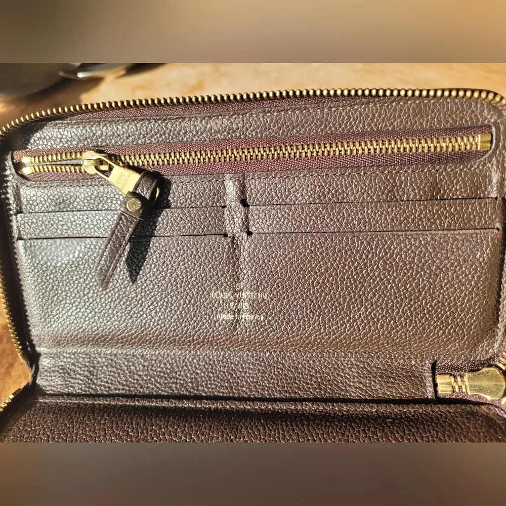 LOUIS VUITTON Empreinte Leather Zippy Wallet